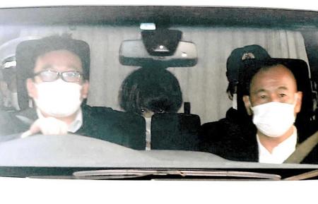 　湾岸署へ移送される伊藤健太郎容疑者（中央）＝東京・原宿署（撮影・金田祐二）