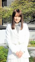 　記念撮影で笑顔の菅井友香＝馬事公苑（撮影・田中亜実）