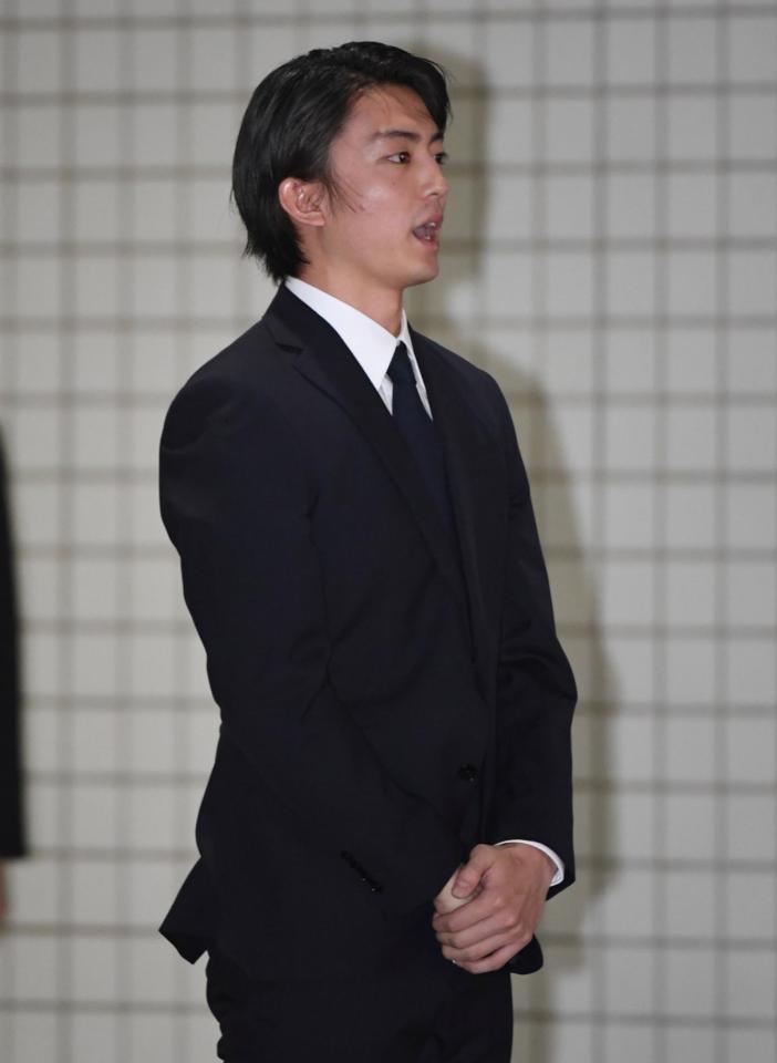 　釈放され謝罪する伊藤健太郎＝東京湾岸警察署（撮影・棚橋慶太）