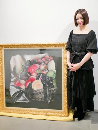 　出品したチョークアート作品が４００万円で落札された松下萌子＝都内