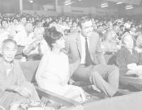 　１９６６年９月、スパイ映画「００７は二度死ぬ」の撮影で、東京・蔵前国技館の桟敷席に座るショーン・コネリーさん（中央右）と、ボンドガールの若林映子さん（同左）