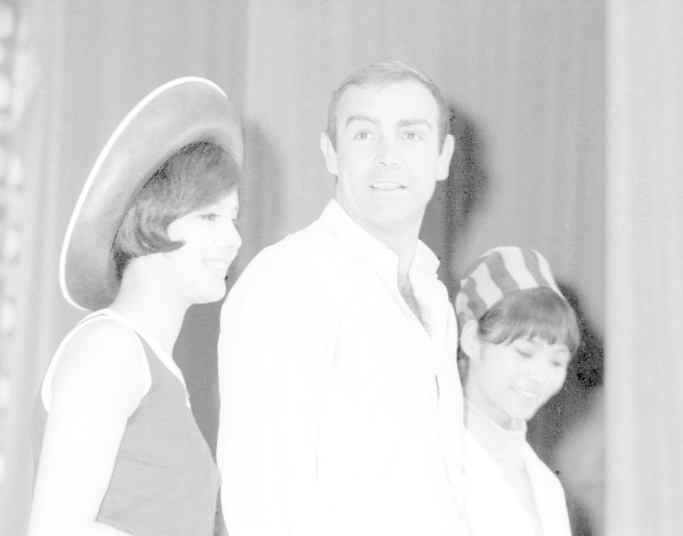 　１９６６年７月、スパイ映画「００７は二度死ぬ」のロケで来日、記者会見でボンドガールの浜美枝さん（左）、若林映子さん（右）と写真に納まるショーン・コネリーさん＝東京都内のホテル