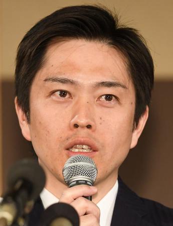 会見する吉村洋文大阪府知事＝１日、大阪市内のホテル（撮影・佐々木彰尚）