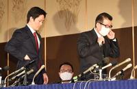 大阪都構想の是非を問う住民投票が否決され会見をした大阪維新の会代表代行の吉村洋文大阪府知事（左）と同代表の松井一郎大阪市長＝大阪市内のホテル（撮影・佐々木彰尚）