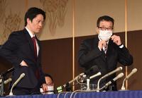 大阪都構想の是非を問う住民投票が否決され会見をした大阪維新の会代表代行の吉村洋文大阪府知事（左）と同代表の松井一郎大阪市長＝大阪市内のホテル（撮影・佐々木彰尚）