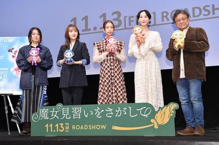 映画「魔女見習いをさがして」の舞台あいさつに登場した（左から）鎌谷悠監督、百田夏菜子、森川葵、松井玲奈、佐藤順一監督＝東京・六本木ＥＸシアター（撮影・伊藤笙子）