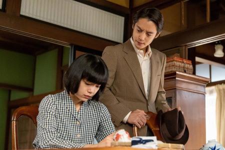 華（古川琴音・左）のことを気に掛ける裕一（窪田正孝）