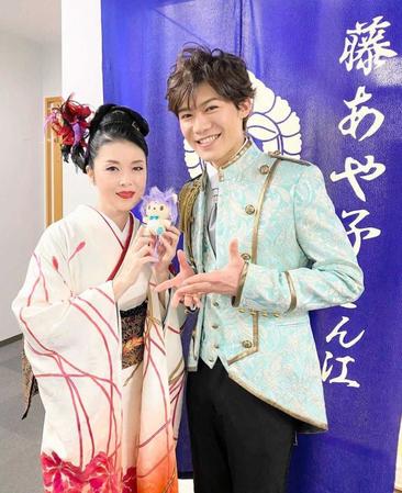 初共演した藤あや子（左）と新浜レオン＝大阪・新歌舞伎座