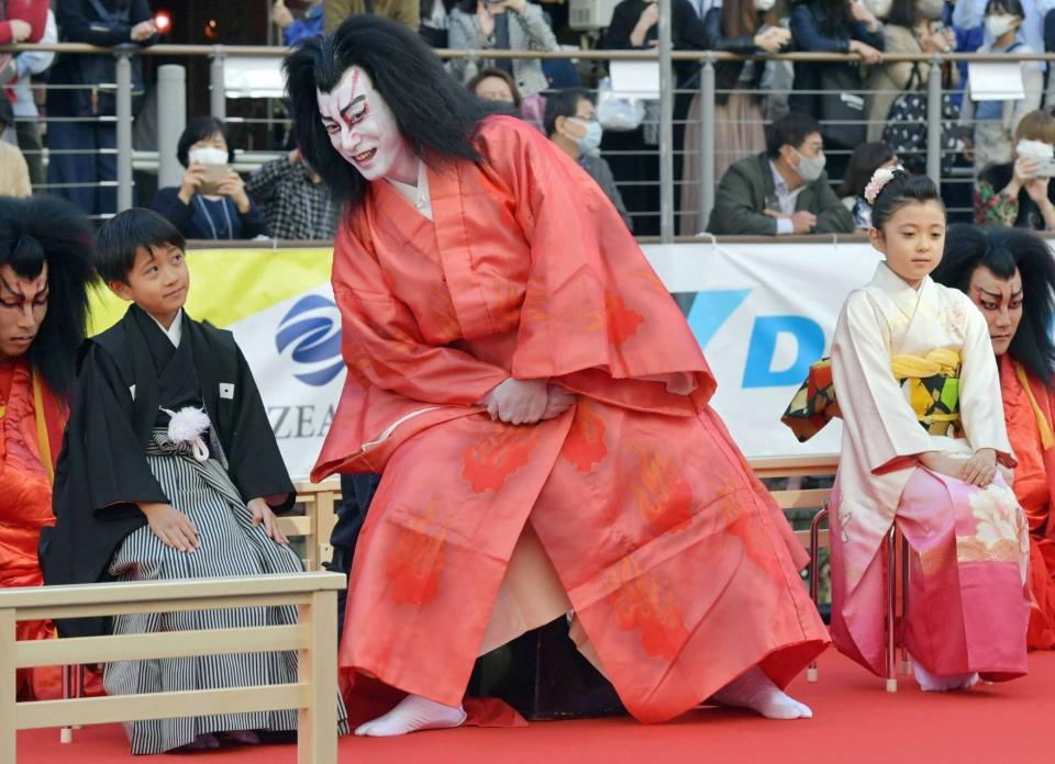 船上で長男・堀越勸玄（左）と話す市川海老蔵。右は長女・市川ぼたん＝大阪・道頓堀（撮影・佐々木彰尚）