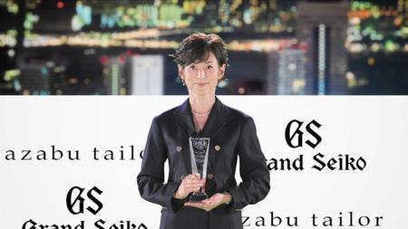 　女性として初めてスーツオブザイヤーを受賞した鈴木保奈美