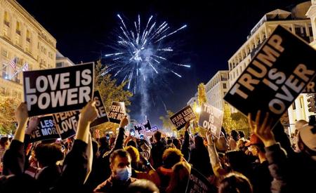 　ワシントンでバイデン氏の勝利を祝う人たち（ＡＰ＝共同）