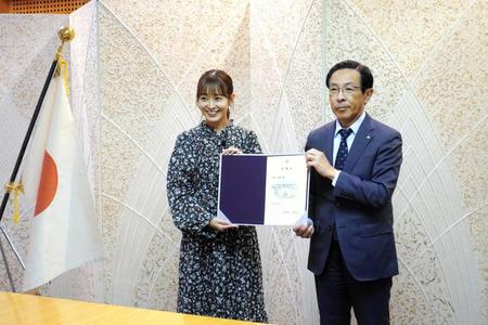 京都府文化観光大使に就任した太田奈緒（左）と西脇隆俊京都府知事