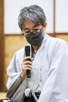 　将棋の第33期竜王戦７番勝負第３局で豊島将之竜王に敗れ、記者の質問に答える羽生善治九段＝８日午後、京都市の仁和寺（代表撮影）