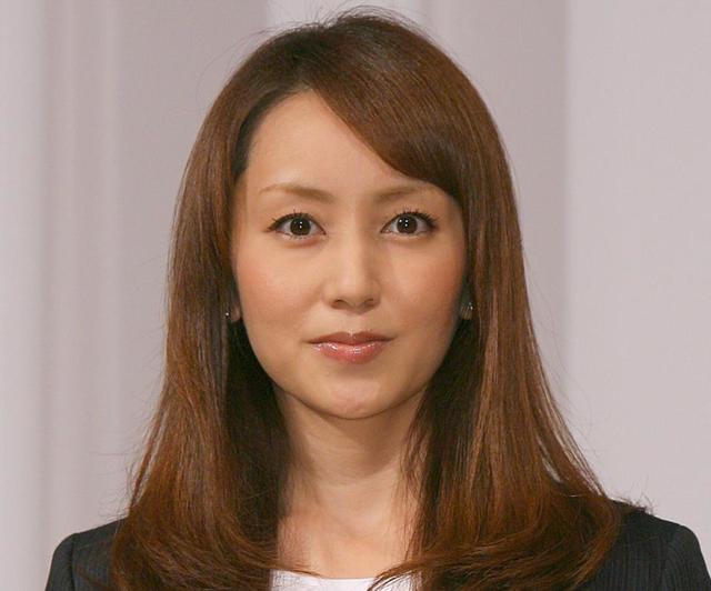 矢田亜希子「女優コート」で散歩　白×茶系の私服コーデが紅葉にぴったり