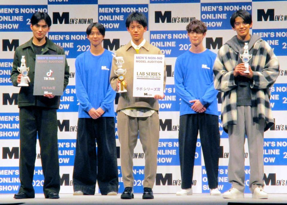 　（前列左から）ＴｉｋＴｏｋ賞の大平修蔵さん、グランプリ・ラボシリーズ賞の樋之津琳太郎さん、準グランプリの稲井孝太朗さんとプレゼンターの（後列左から）鈴木仁、宮沢氷魚