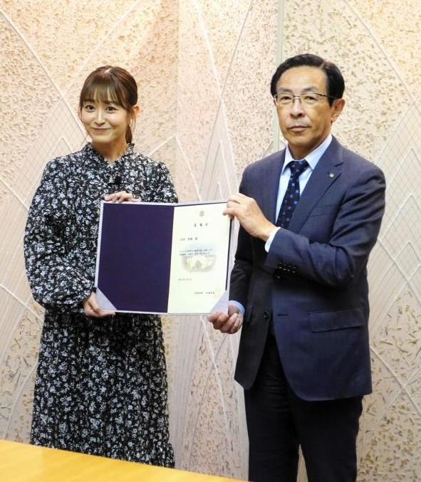 京都府文化観光大使に就任した太田奈緒（左）と西脇隆俊京都府知事