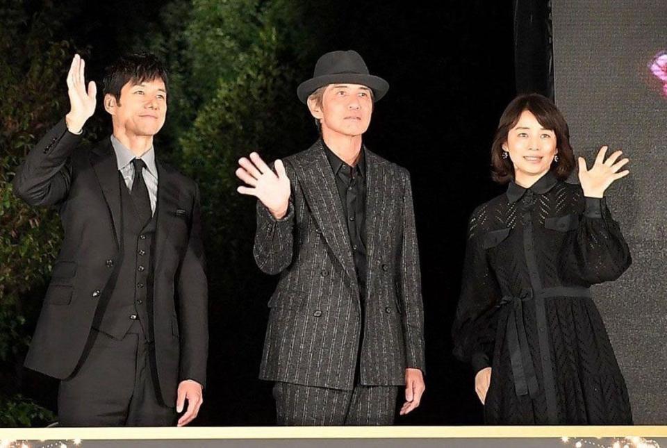 笑顔で手を振る（左から）西島秀俊、佐藤浩市、石田ゆり子＝東京・芝公園の東京プリンスホテル（撮影・伊藤笙子）