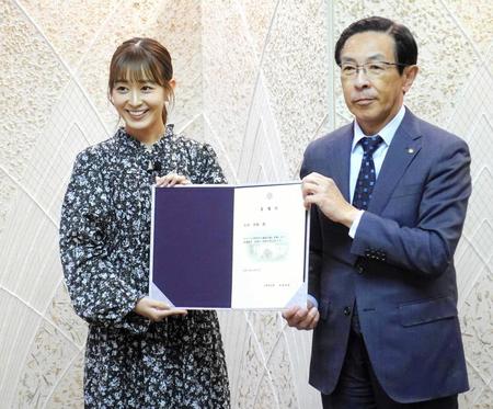 　京都府文化観光大使に就任した太田奈緒（左）。右は西脇京都府知事