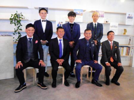 会見に出席した（前列左から）シャンプーハット・てつじ、笑い飯・哲夫、桂文枝、西川きよし、（後列左から）学天即・奥田修二、ラニーノーズ・洲崎貴郁、同・山田健人＝大阪市内