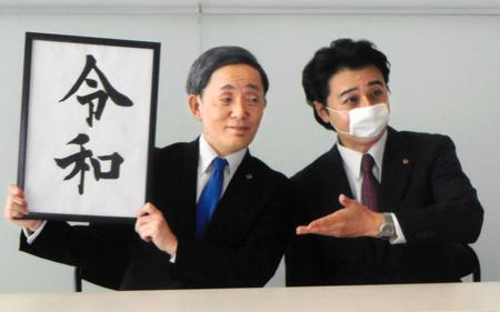 　菅ヨシヒデ首相に扮した山本天心（左）と安倍シンゾウ前首相になりきった福本ヒデ＝大阪市内