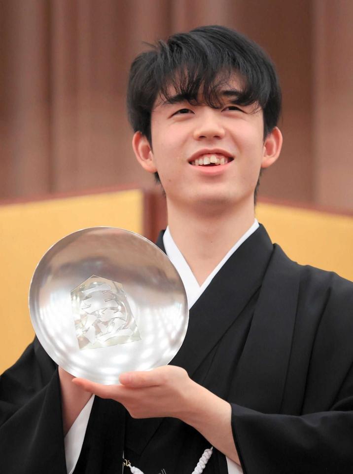 　王位杯を授与され、笑顔を見せる藤井聡太王位（代表撮影）