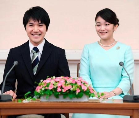 　１７年９月、婚約が内定し、笑顔で記者会見される眞子さまと小室圭さん＝東京・元赤坂の赤坂東邸　