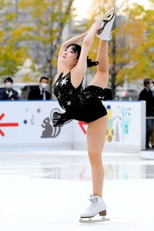 　華麗に舞う本田望結＝大阪市・グランフロント大阪　