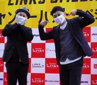 「鼻の妖精」柄のマスクを着けたシャンプーハットのこいで（左）と「ビーバー」柄を着けたてつじ