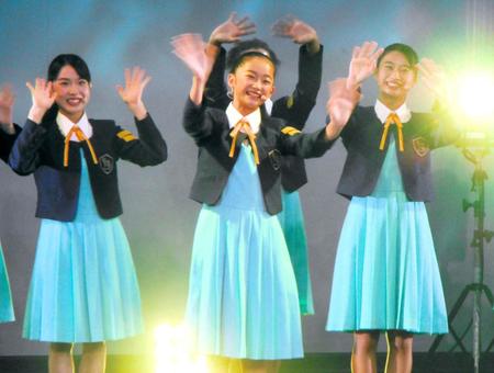 　パフォーマンスを披露する少女歌劇団ミモザ-ヌのメンバー＝大阪・ＹＥＳ　ＴＨＥＡＴＥＲ