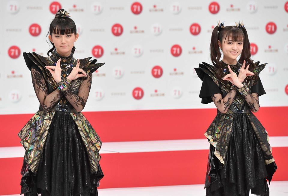 　「第７１回ＮＨＫ紅白歌合戦」に出場が決まったＢＡＢＹＭＥＴＡＬのＳＵ-ＭＥＴＡＬ（左）、ＭＯＡＭＥＴＡＬ＝東京・渋谷のＮＨＫ（撮影・伊藤笙子）