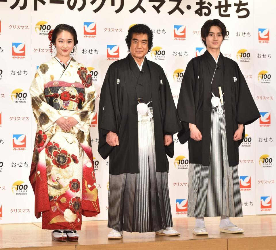 　親子３人でＰＲイベントに登場した（左から）天翔愛、藤岡弘、藤岡真威人＝都内（撮影・西岡正）