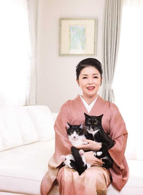 藤あや子　初の愛猫写真集だニャー　保護猫出身の“マル”と“オレオ”