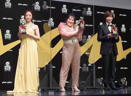 　「トレンドカルチャー」を受賞した（左から）神崎恵、バービー、前田裕二