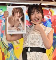 　新作の写真集をＰＲする大場美奈（撮影・西岡正）