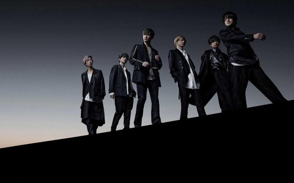 　来年１月６日にファーストアルバム「１ＳＴ」を発売するＳｉｘＴＯＮＥＳ