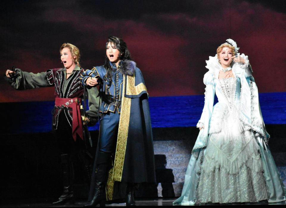 宝塚星組「エル・アルコン」の愛月ひかる、礼真琴、舞空瞳（左から）＝梅田芸術劇場