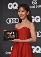 田中みな実 美デコルテ輝く真っ赤なドレスで登場 34歳祝福に笑み