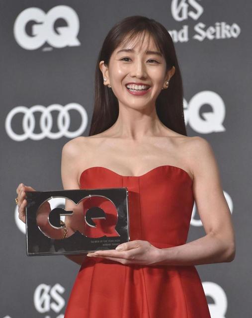 田中みな実 美デコルテ輝く真っ赤なドレスで登場 ３４歳祝福に笑み 芸能 デイリースポーツ Online