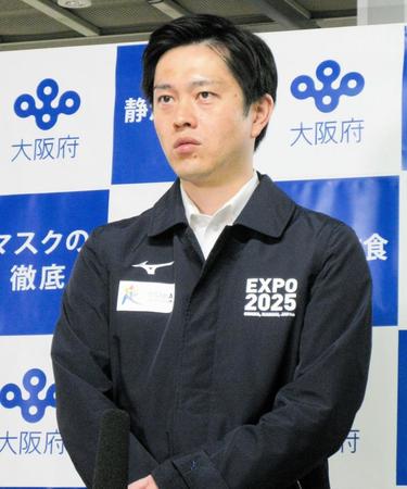 　囲み取材に応じた吉村洋文知事＝２４日正午すぎ、大阪府庁