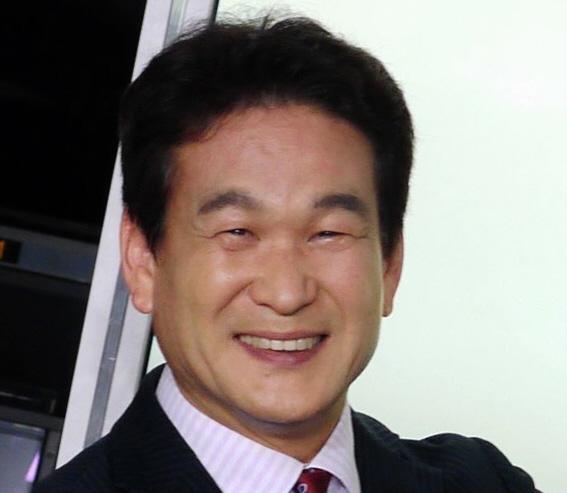 　辛坊治郎氏