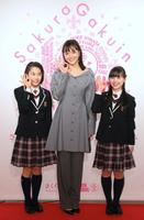 「さくら学院　１０周年　アニバーサリー　ミュージアム」のオープニング・セレモニーに登場した松井愛莉（中央）。左は野中ここな、右は白鳥沙南＝東京・タワーレコード渋谷店