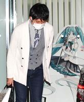 詰めかけた報道陣に頭を下げる宮崎謙介氏＝東京・半蔵門