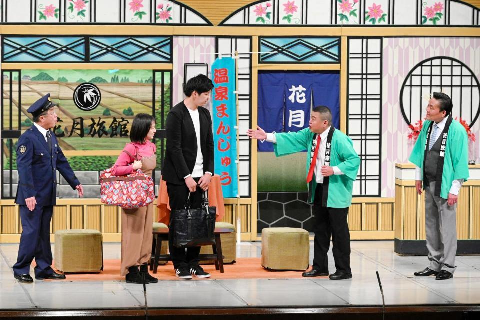 「せやねん！寄席」に出演した（右から）トミーズ雅、川畑泰史、からし蓮根・伊織＆ＭＢＳ・藤林温子アナウンサー夫妻、トミーズ健（写真提供・ＭＢＳ）