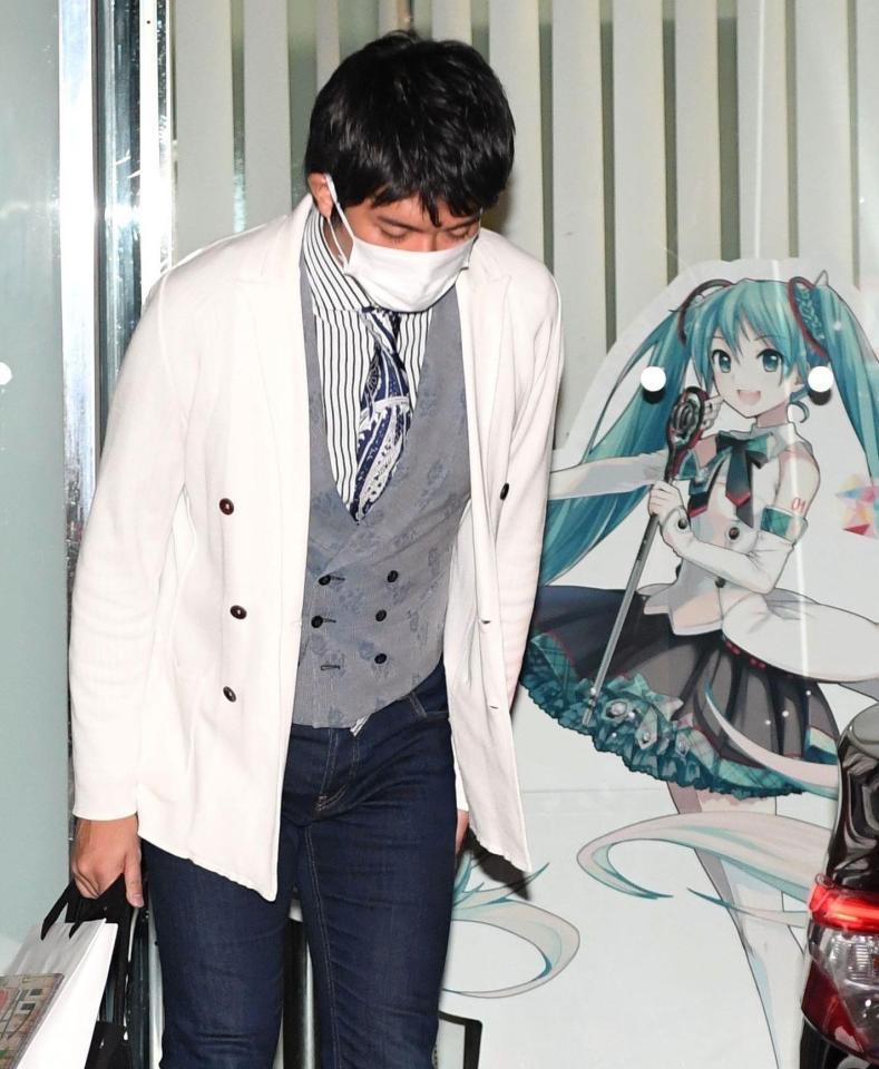 詰めかけた報道陣に頭を下げる宮崎謙介氏＝東京・半蔵門