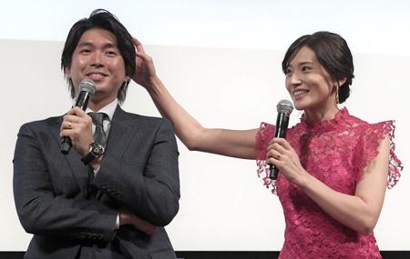 　宮崎謙介氏（左）と金子恵美氏夫妻