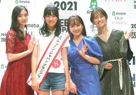 　記念撮影する（左から）新川優愛、ミスティーングランプリの鈴木爽、平祐奈、トラウデン直美＝ＷＩＴＨＨＡＲＡＪＵＫＵＨＡＬＬ（撮影・高石航平）