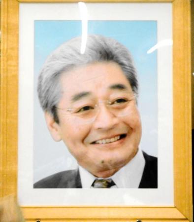 葬儀で祭壇に飾られた船場太郎さんの遺影＝大阪市内