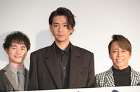 フォトセッションで西川貴教（右）、森永悠希（左）が笑顔をみせる中、笑顔が作れない三浦翔平＝ＴＯＨＯシネマズ六本木ヒルズ（撮影・三好信也）