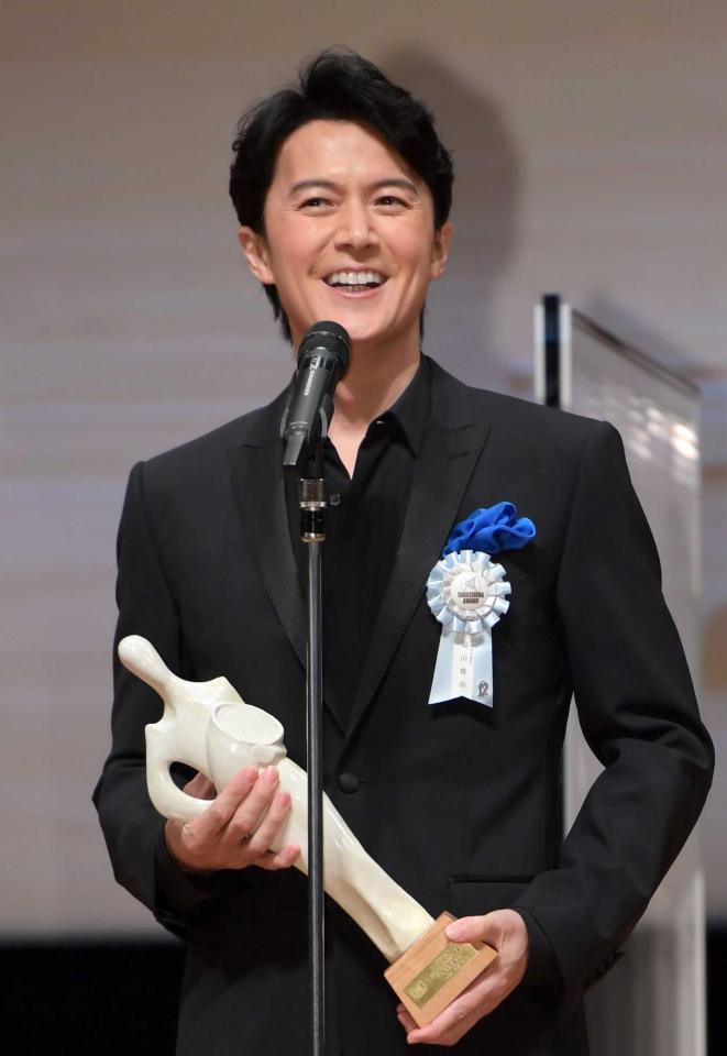 ゴールデングローブ賞、英俳優が続々受賞 BBC「フリーバッグ」も2冠 - BBCニュース 映画祭優秀男優賞・主演男優賞トロフィー 年間販売優勝トロフィー 大会のゴールデントロフィー 最も美しいダンサー賞 トロフィー・メダル