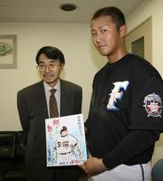 日本ハム・中田翔へイラスト入りサイン色紙を贈った水島新司（左）＝２００８年撮影